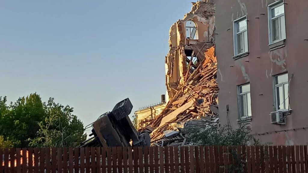 В Саратове при разборе рухнувшего дома перевернулась спецтехника В Саратове при разборе рухнувшего дома перевернулась спецтехника
