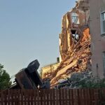 В Саратове при разборе рухнувшего дома перевернулась спецтехника В Саратове при разборе рухнувшего дома перевернулась спецтехника