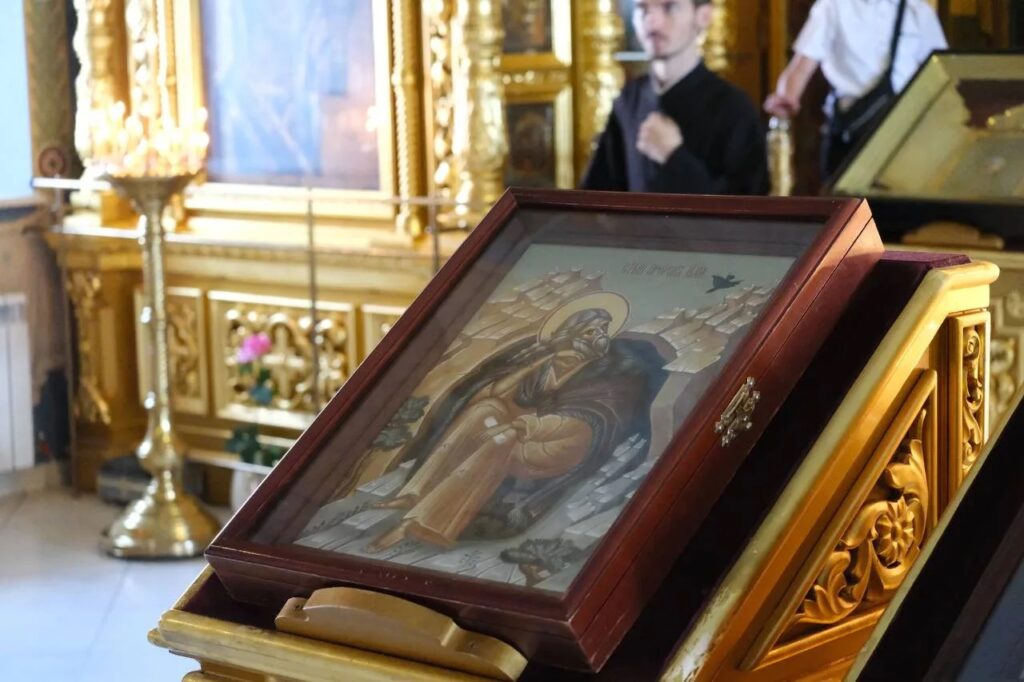 «Слава ВДВ!» — саратовцы приветствовали колонну десантников на набережной