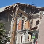 Ограждения и завеса пыли: что сейчас происходит у обрушившейся многоэтажки в Саратове