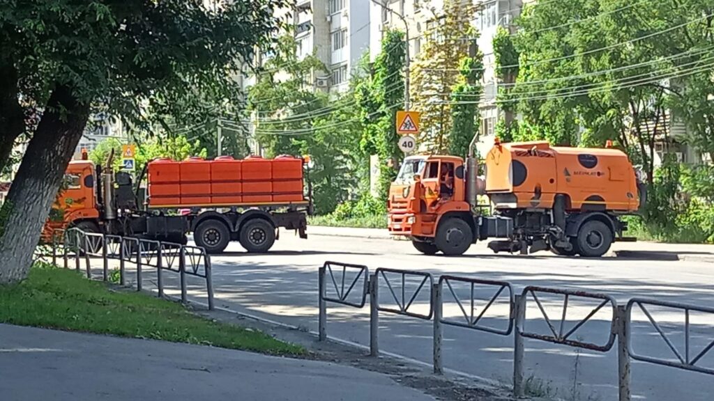 Ограждения и завеса пыли: что сейчас происходит у обрушившейся многоэтажки в Саратове