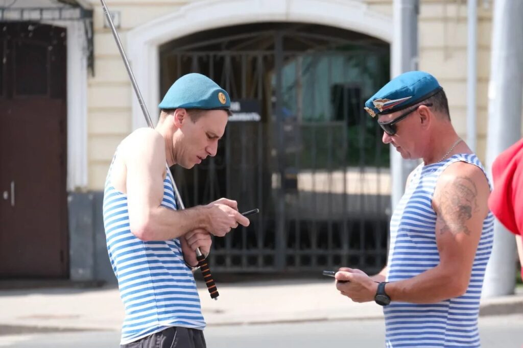 «Слава ВДВ!» — саратовцы приветствовали колонну десантников на набережной