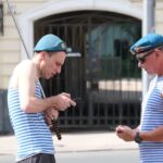 «Слава ВДВ!» — саратовцы приветствовали колонну десантников на набережной