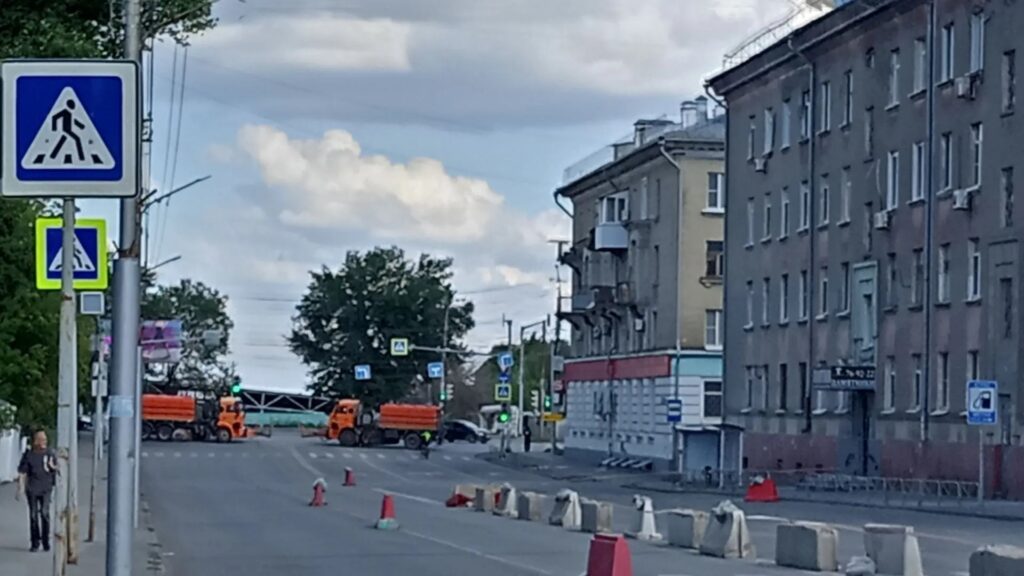 Ограждения и завеса пыли: что сейчас происходит у обрушившейся многоэтажки в Саратове