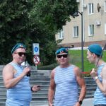 «Слава ВДВ!» — саратовцы приветствовали колонну десантников на набережной