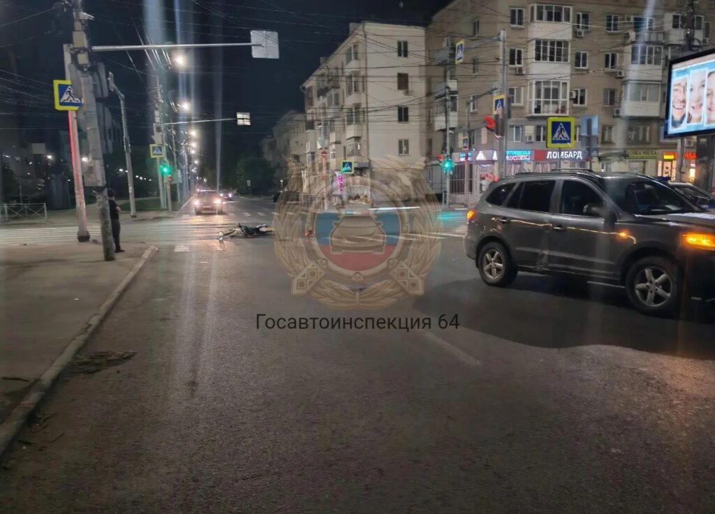 Ночью у Крытого рынка в ДТП попал подросток на питбайке