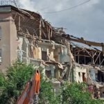 Ограждения и завеса пыли: что сейчас происходит у обрушившейся многоэтажки в Саратове