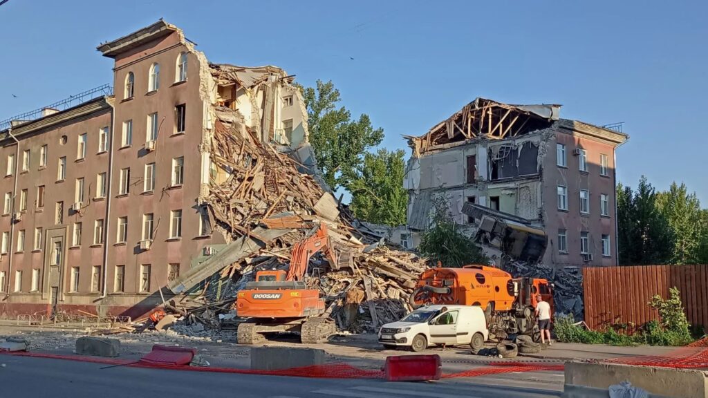 В Саратове при разборе рухнувшего дома перевернулась спецтехника В Саратове при разборе рухнувшего дома перевернулась спецтехника