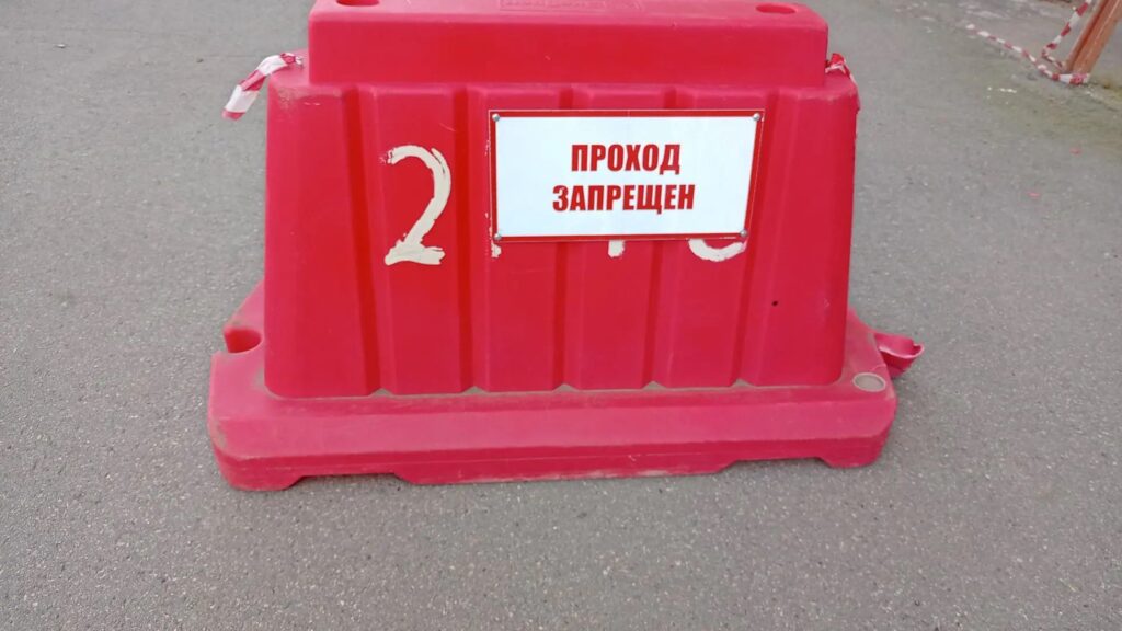Ограждения и завеса пыли: что сейчас происходит у обрушившейся многоэтажки в Саратове