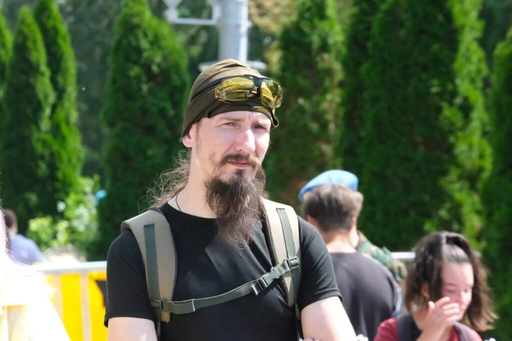 «Слава ВДВ!» — саратовцы приветствовали колонну десантников на набережной