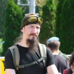 «Слава ВДВ!» — саратовцы приветствовали колонну десантников на набережной