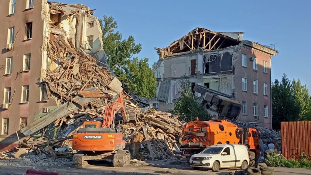 В Саратове при разборе рухнувшего дома перевернулась спецтехника В Саратове при разборе рухнувшего дома перевернулась спецтехника