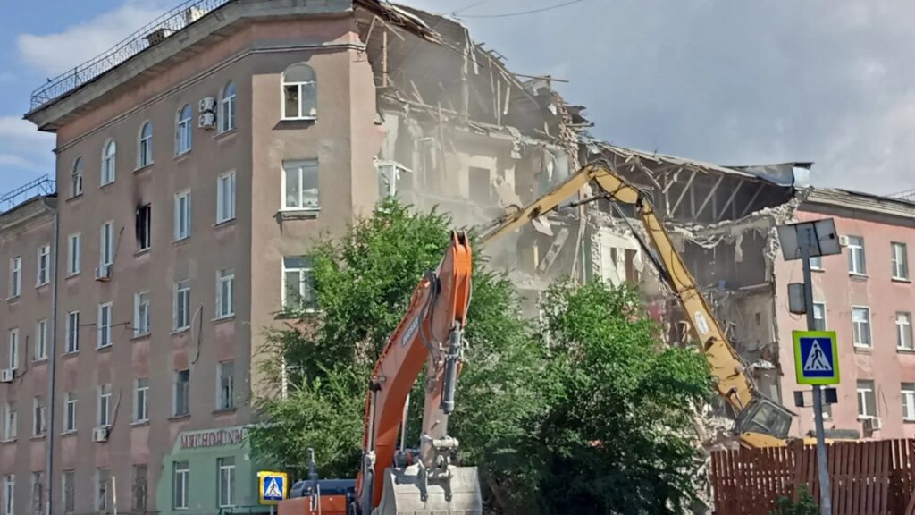 Ограждения и завеса пыли: что сейчас происходит у обрушившейся многоэтажки в Саратове