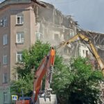 Ограждения и завеса пыли: что сейчас происходит у обрушившейся многоэтажки в Саратове