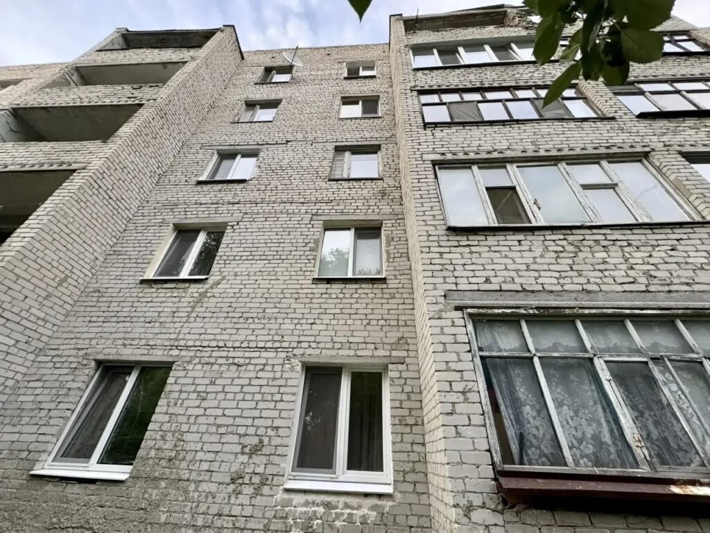 В саратовском городке двухлетний ребенок выпал из окна пятиэтажки В саратовском городке двухлетний ребенок выпал из окна пятиэтажки