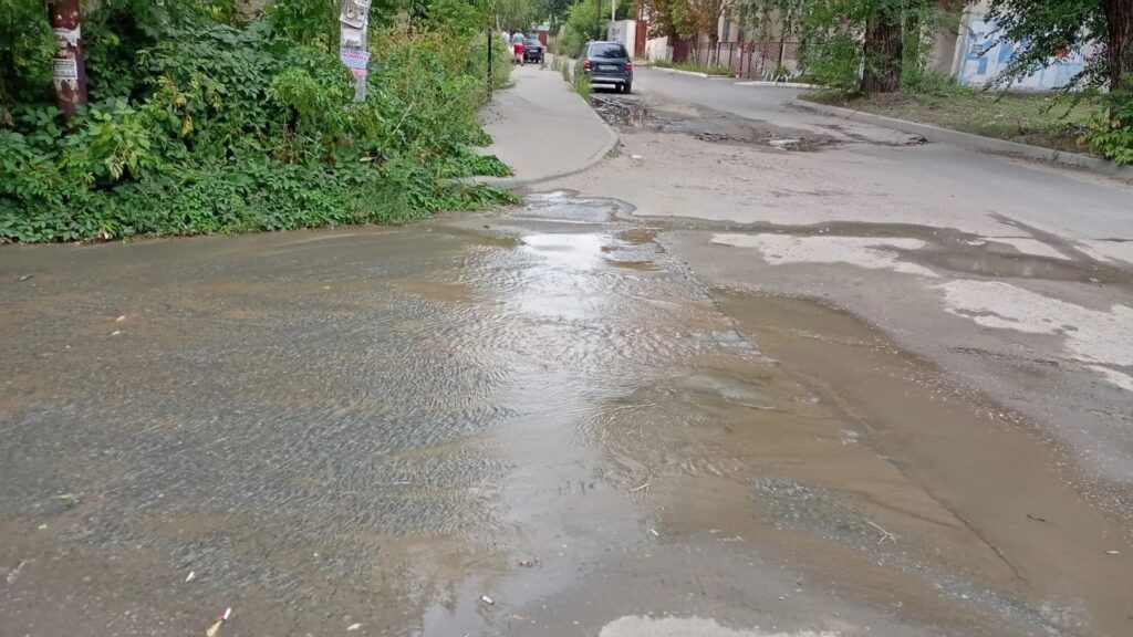 Вода из коммунального фонтана дотекает до стелы «Саратов — город трудовой доблести» 