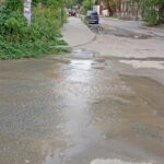 Вода из коммунального фонтана дотекает до стелы «Саратов — город трудовой доблести» 