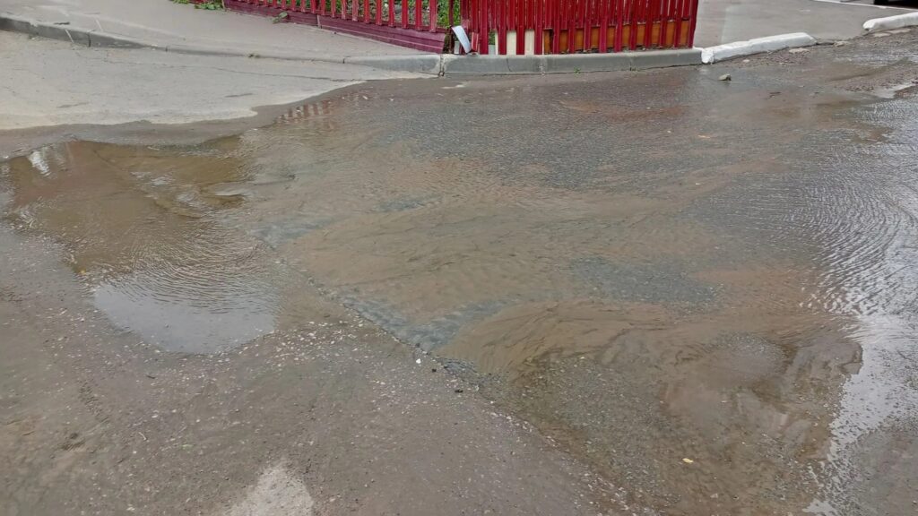 Вода из коммунального фонтана дотекает до стелы «Саратов — город трудовой доблести» 