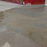 Вода из коммунального фонтана дотекает до стелы «Саратов — город трудовой доблести» 