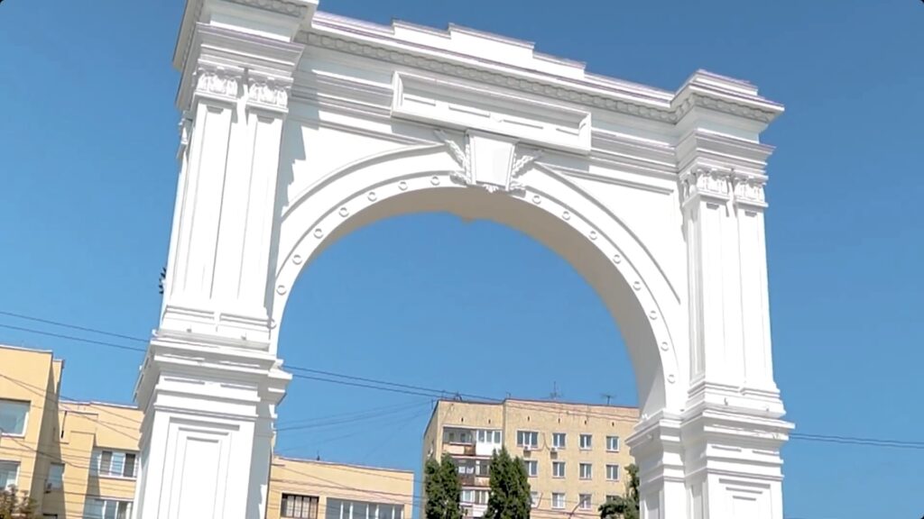 В Саратове завершают благоустройство нового спуска к Волге у Триумфальной арки