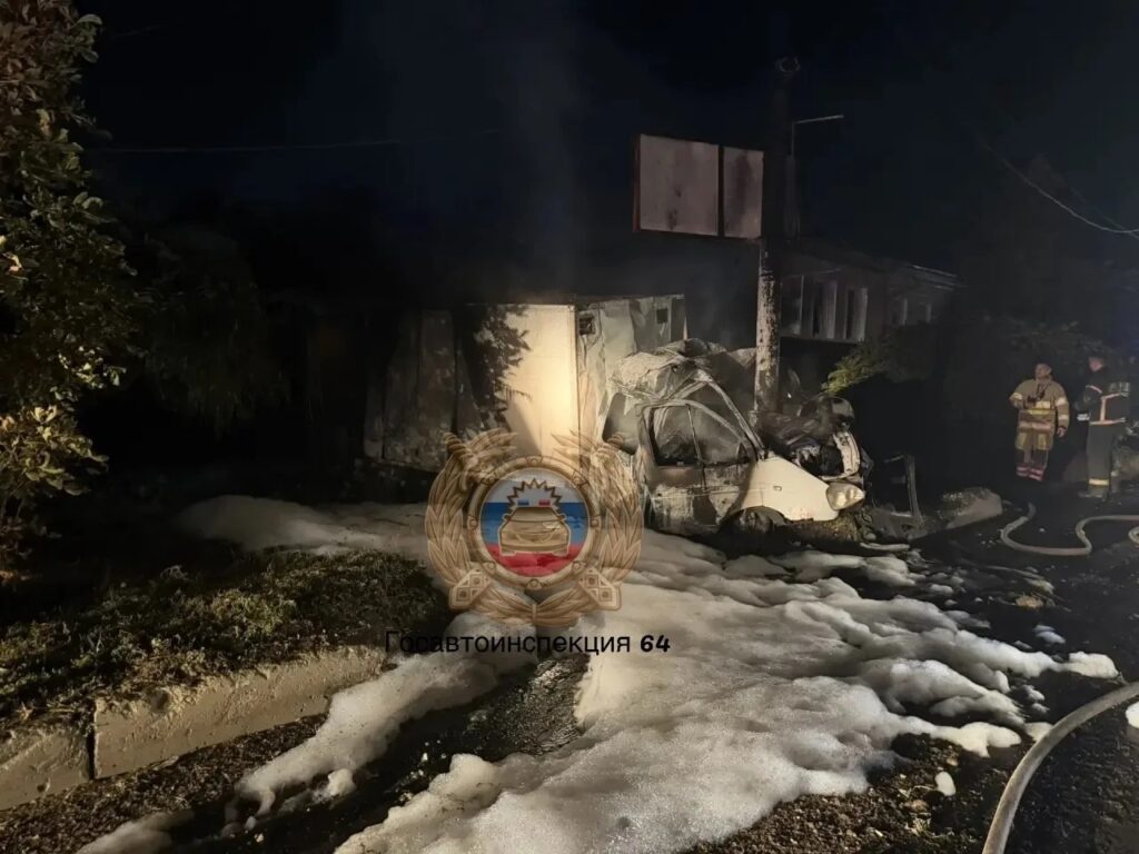 В Саратове «ГАЗель» въехала в столб и загорелась В Саратове «ГАЗель» въехала в столб и загорелась