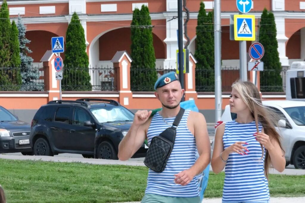 «Слава ВДВ!» — саратовцы приветствовали колонну десантников на набережной