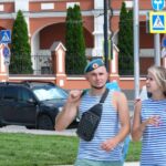 «Слава ВДВ!» — саратовцы приветствовали колонну десантников на набережной