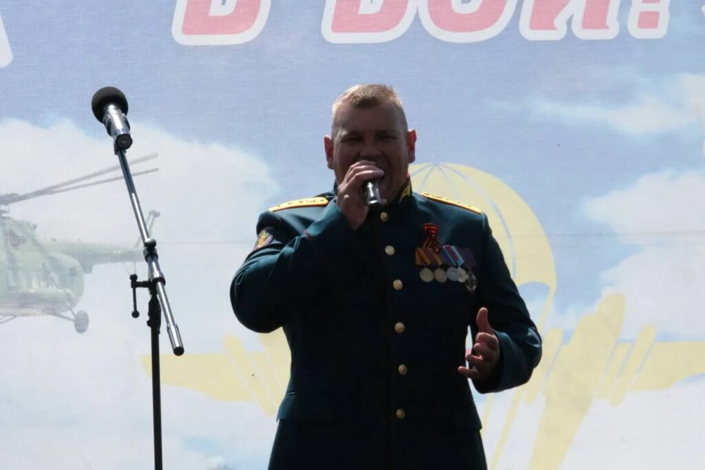 «Слава ВДВ!» — саратовцы приветствовали колонну десантников на набережной
