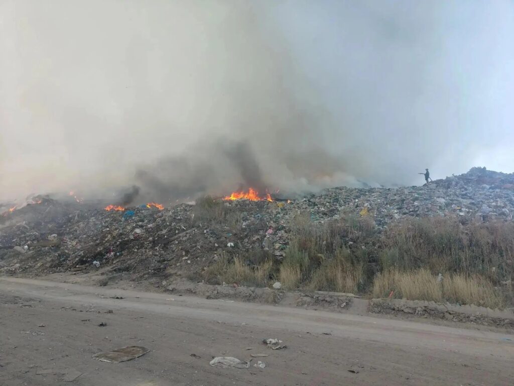 На мусорном полигоне в Балакове тушат крупный пожар На мусорном полигоне в Балакове тушат крупный пожар