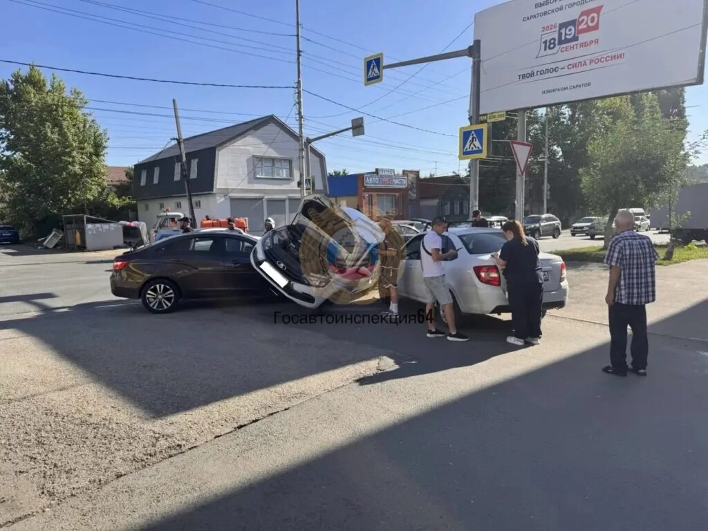 Груда из машин образовалась после массового ДТП в Саратове