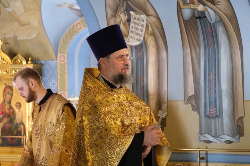 «Слава ВДВ!» — саратовцы приветствовали колонну десантников на набережной