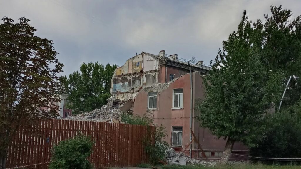 Обрушившийся дом на Крымской разобрали до второго этажа Обрушившийся дом на Крымской разобрали до второго этажа