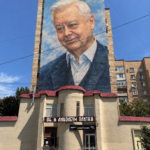 Мурал памяти Олега Табакова у театра драмы в Саратове