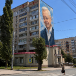 Мурал памяти Олега Табакова у театра драмы в Саратове