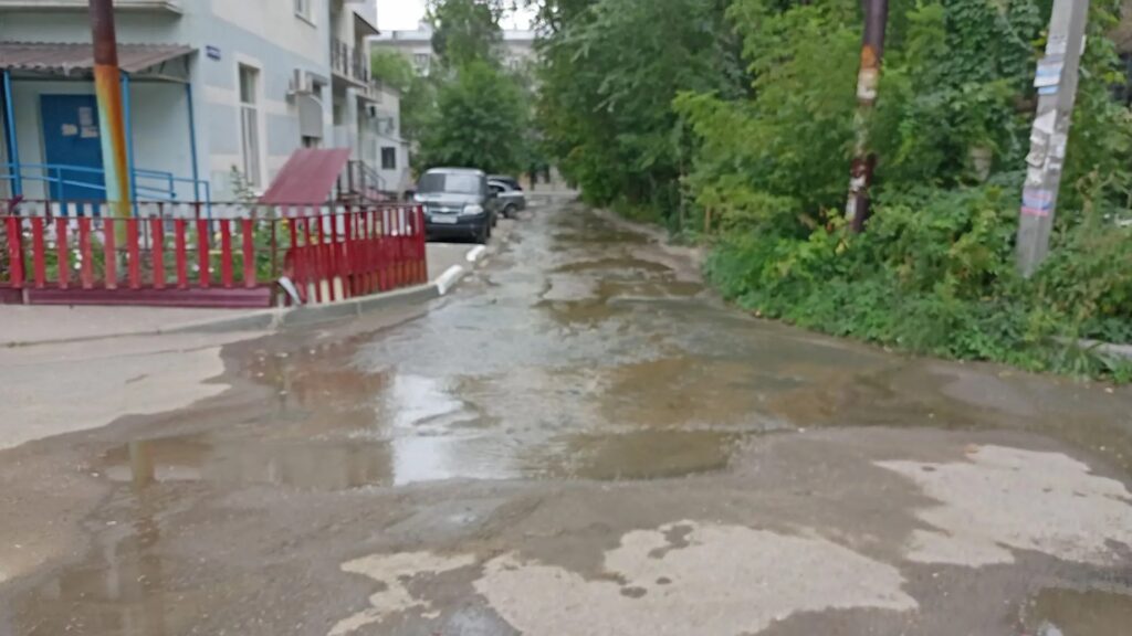 Вода из коммунального фонтана дотекает до стелы «Саратов — город трудовой доблести» 
