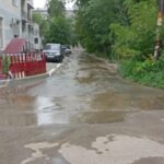 Вода из коммунального фонтана дотекает до стелы «Саратов — город трудовой доблести» 