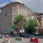Ограждения и завеса пыли: что сейчас происходит у обрушившейся многоэтажки в Саратове