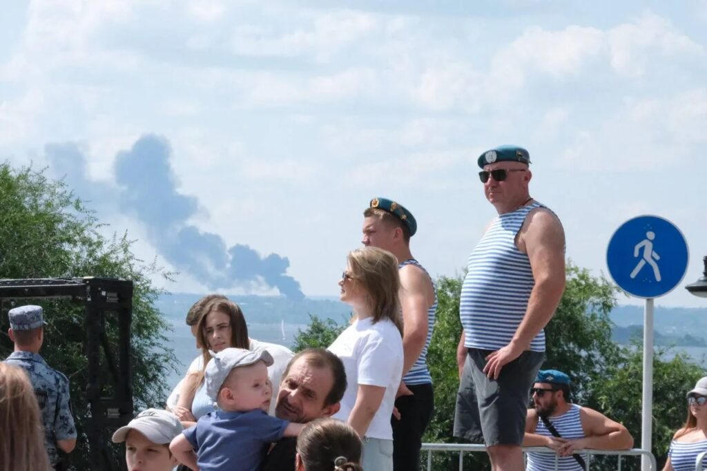 «Слава ВДВ!» — саратовцы приветствовали колонну десантников на набережной