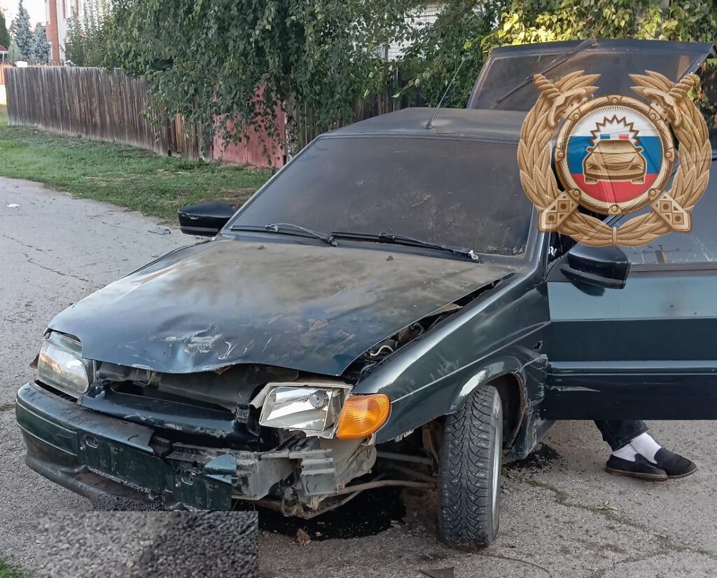 В Балакове ранним утром молодежь на «14-й» въехала в дерево