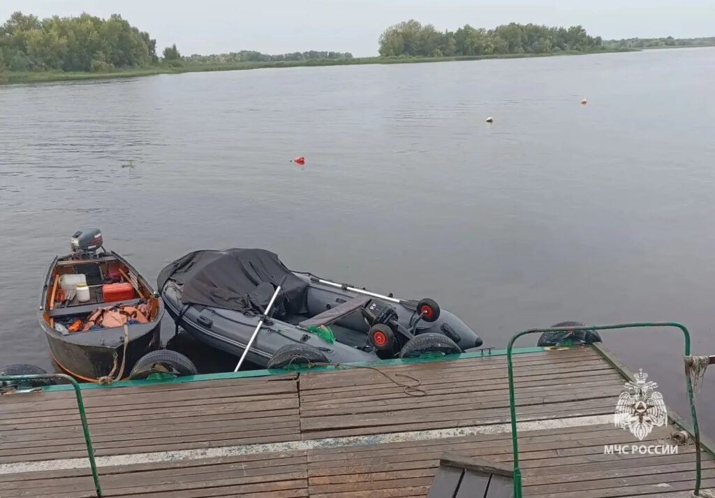 В Энгельсском районе спасатели вытащили из Волги перевернувшегося на лодке рыбака В Энгельсском районе спасатели вытащили из Волги перевернувшегося на лодке рыбака