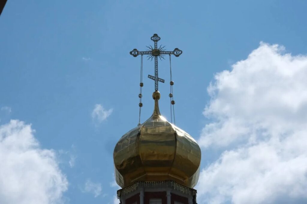 «Слава ВДВ!» — саратовцы приветствовали колонну десантников на набережной