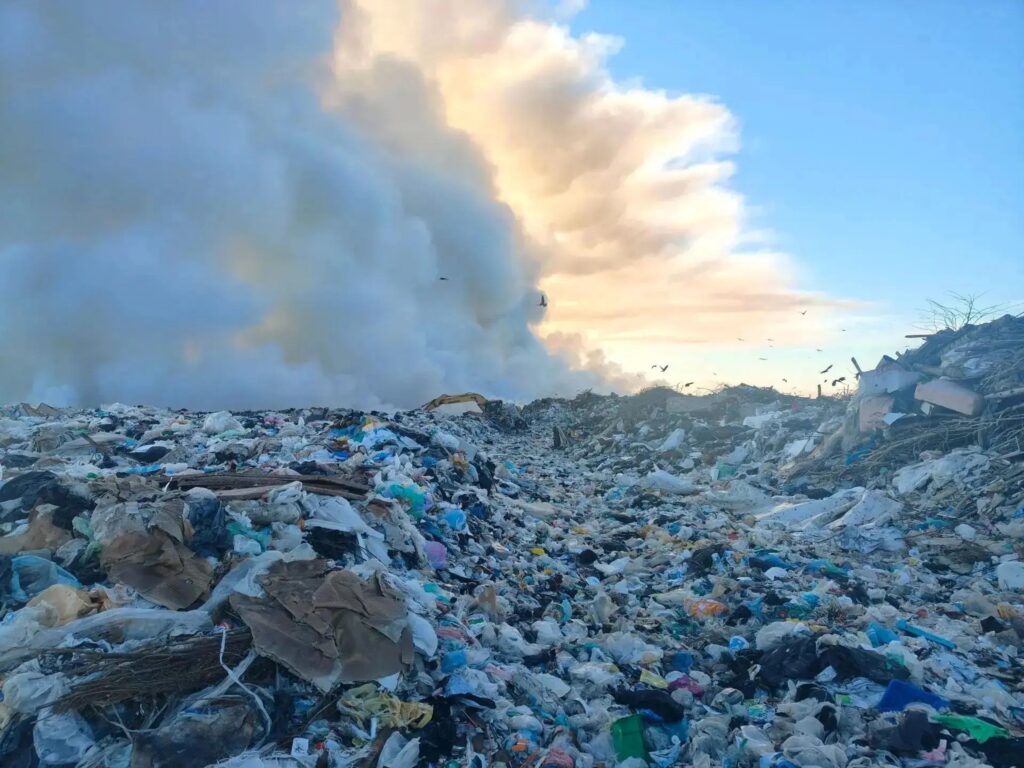 На мусорном полигоне в Балакове тушат крупный пожар На мусорном полигоне в Балакове тушат крупный пожар