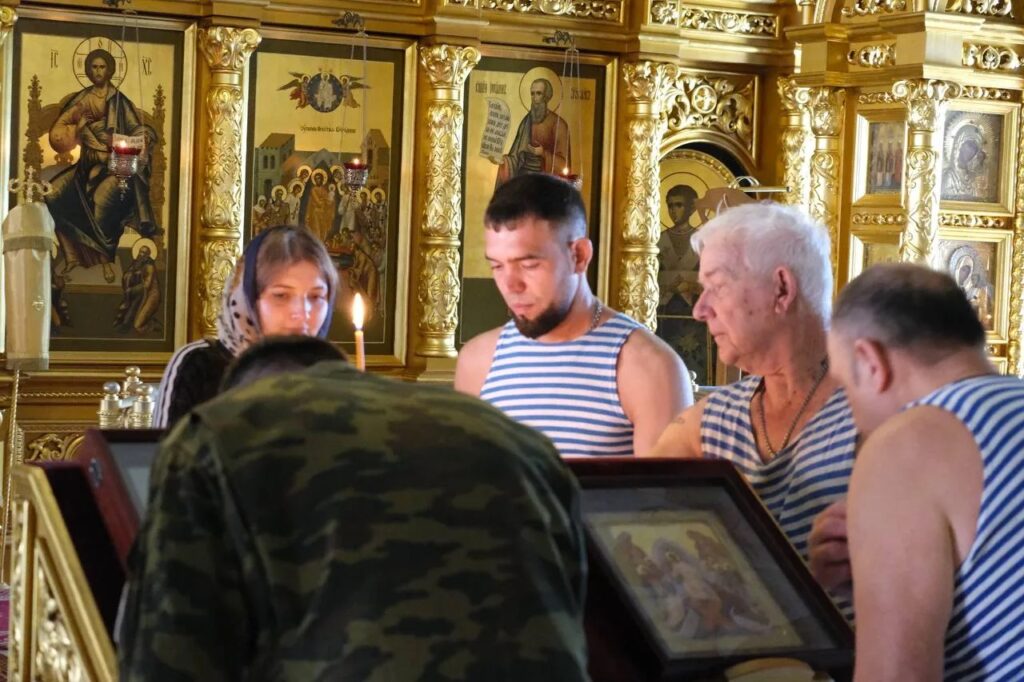 «Слава ВДВ!» — саратовцы приветствовали колонну десантников на набережной