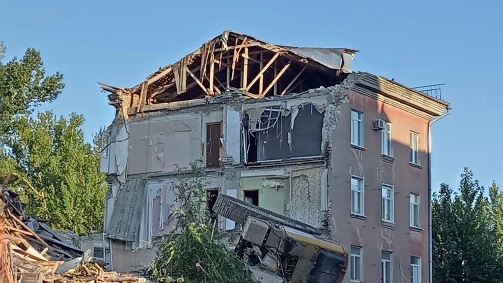 В Саратове при разборе рухнувшего дома перевернулась спецтехника