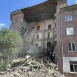 Ограждения и завеса пыли: что сейчас происходит у обрушившейся многоэтажки в Саратове