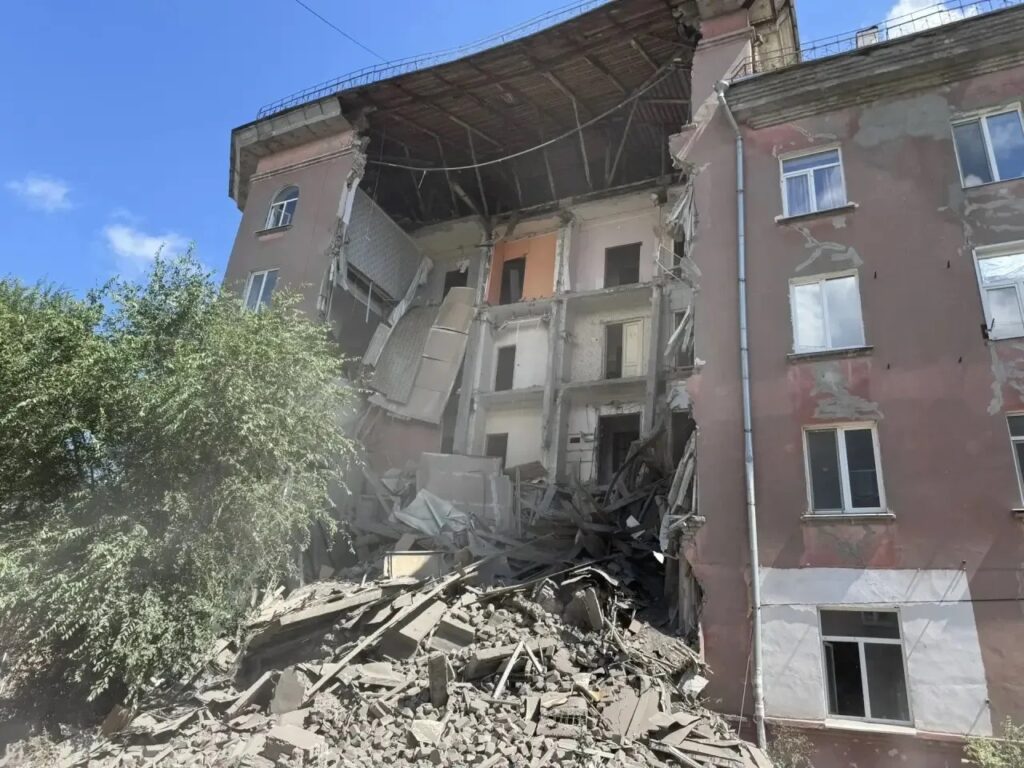 Обрушение дома: три подъезда здания на Крымской признали безопасными Обрушение дома: три подъезда здания на Крымской признали безопасными