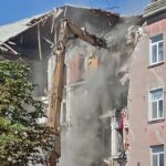 Ограждения и завеса пыли: что сейчас происходит у обрушившейся многоэтажки в Саратове
