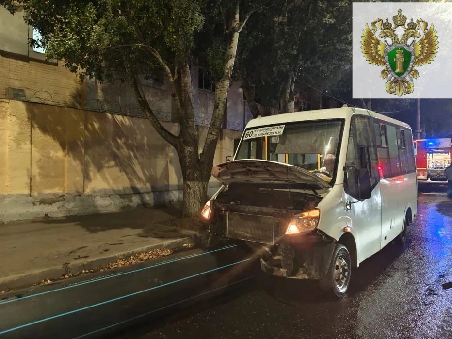 В Саратове автобус налетел на трубу: пострадали пассажиры В Саратове автобус налетел на трубу: пострадали пассажиры