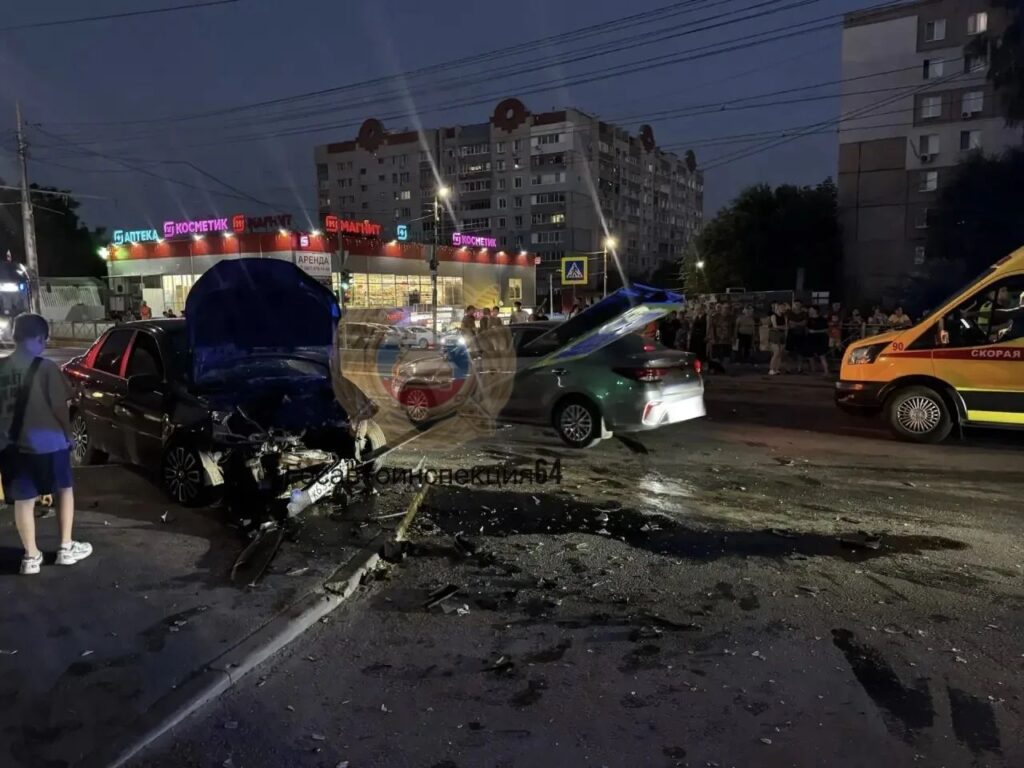 Две иномарки разбились в Заводском районе Саратова Две иномарки разбились в Заводском районе Саратова