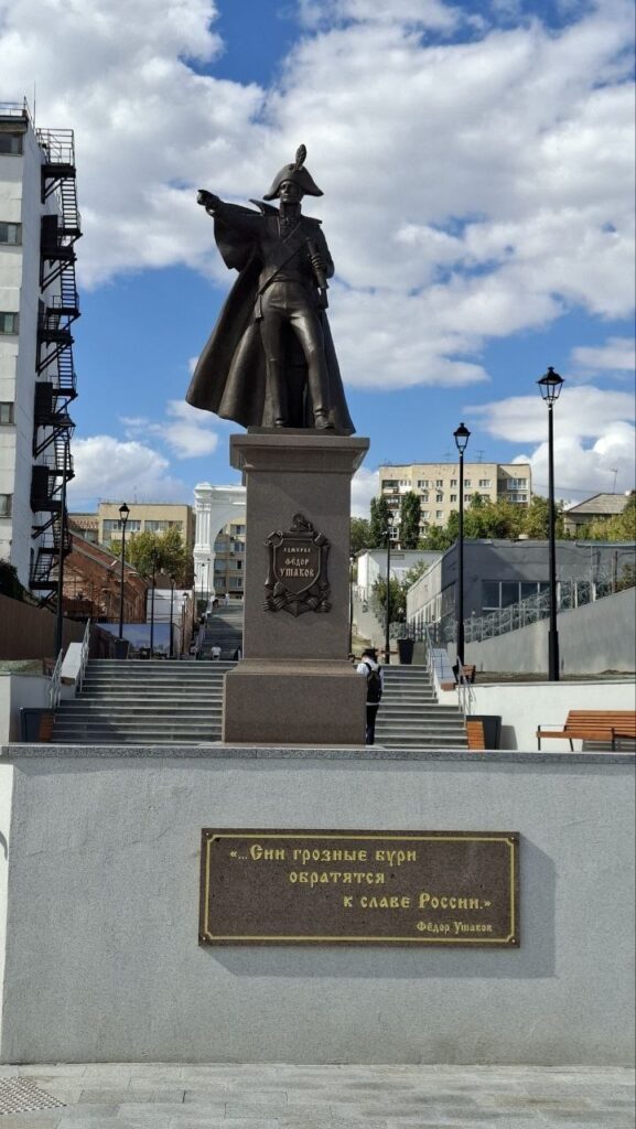 Памятник Ушакову раскритиковали Памятник Ушакову раскритиковали